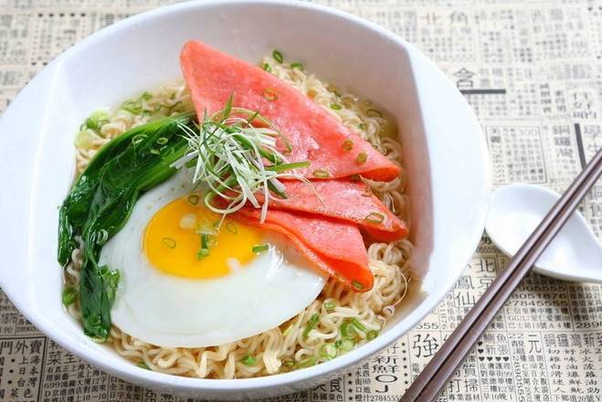 Ham Egg Instant Noodles in Soup 火腿蛋公仔麵